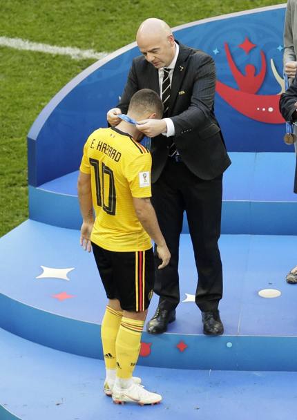 Eden Hazard riceve la medaglia. Ap
